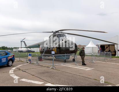 REGION MOSKAU, FLUGPLATZ CHERNOE 22. Mai 2021: mi-4 Hubschrauber das Luftfahrtfestival Sky, Theorie und Praxis. Stockfoto