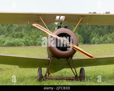 Balashikha, Region Moskau, Russland - 25. Mai 2021: Reproduktion Sopwith F1 Kamel auf einem Flugplatz von Tschyornoe beim Luftfahrtfestival Sky Theory and Practic Stockfoto