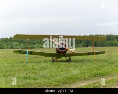 Balashikha, Region Moskau, Russland - 25. Mai 2021: Reproduktion Sopwith F1 Kamel auf einem Flugplatz von Tschyornoe beim Luftfahrtfestival Sky Theory and Practic Stockfoto