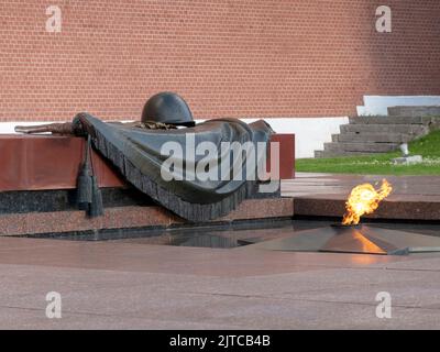 MOSKAU RUSSLAND - 20. APRIL: Das Militär steht in der Wache zu Ehren des Grabes des Unbekannten Soldaten und der Ewigen Flamme am 20. April 2019 in M Stockfoto