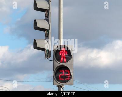 Ampel für Fußgänger mit einer verbotenden roten Farbe und einer Figur einer stehenden Person. Stockfoto