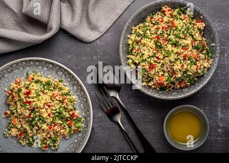 Food Fotografie von Salat Taboulei, Bulgur, Petersilie, Minze, Tomaten Stockfoto