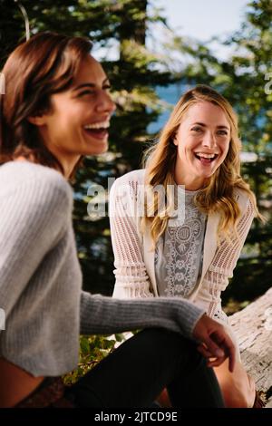 Zwei Freunde lachen, während sie die Natur genießen Stockfoto