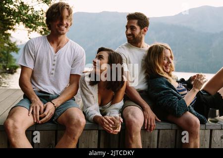 Freunde, die im Urlaub rumhängen Stockfoto