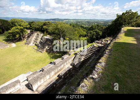 Blick von der Spitze der antiken Ruinen von Xunantunich in Belize Stockfoto