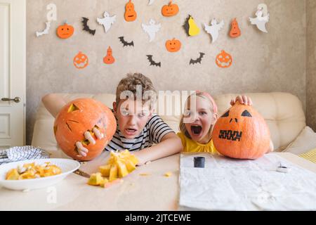 Lustige Kinder mit Kürbissen für Halloween. Stockfoto