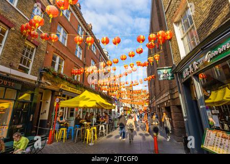 Farbenfrohe chinesische Laternen in Rot und Gold, die über die Lisle Street in Chinatown im West End von London, im City of Westminster WC2 District, aufgereiht sind Stockfoto