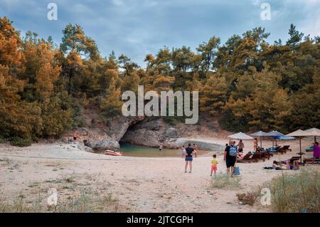 Tripiti felsiger Strand mit türkisigem Meer auf griechenland thassos Insel Thassos Griechenland 11 August 2022 Stockfoto