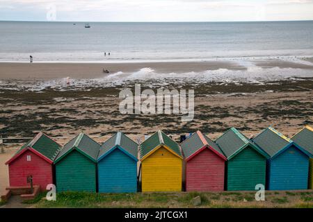 Strandhütten am Whitby's West Cliff, North Yorkshire, Engalnd Stockfoto