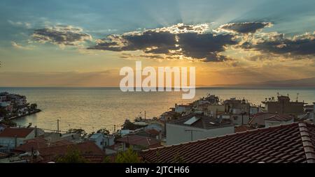 Blick von oben vom Dorf Skala Marion auf der Insel Thassos bei Sonnenuntergang Stockfoto