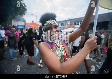 London, Großbritannien. 29. August 2022. Auf der Da Road mit COCOYEA am Notting Hill Carnival 2022. Folgen Sie der Mas Band COCOYEA durch Notting Hill Carnival, der nach den Jahren von COVID wieder da ist. Fantasy-Kostüme und regionale Kleidung betörten das Auge und ein Mann aus Brasilien ritt auf einem Tyrannosaurus Rex. Kredit: Peter Hogan/Alamy Live Nachrichten Stockfoto