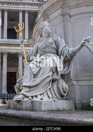 London, England, Großbritannien - 6. Juli 2022: St. Paul's Cathedral. Nahaufnahme der Britannia-Figur an der Statue von Königin Anne auf dem Westlichen Friedhof. Grauer Marmor mit Gol Stockfoto