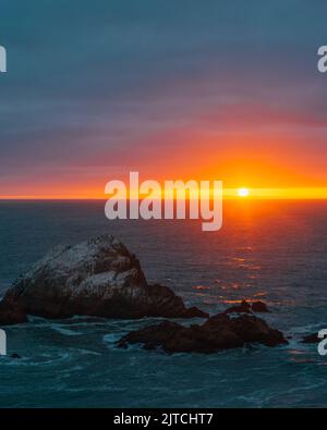 Blick auf den Pazifischen Ozean bei Sonnenuntergang von der Camera Obscura, San Francisco, Kalifornien Stockfoto