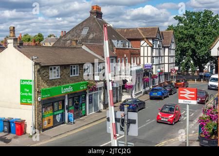 Blick auf die High Street vom Datchet Railway Station, High Street, Datchet, Vereinigtes Königreich Stockfoto