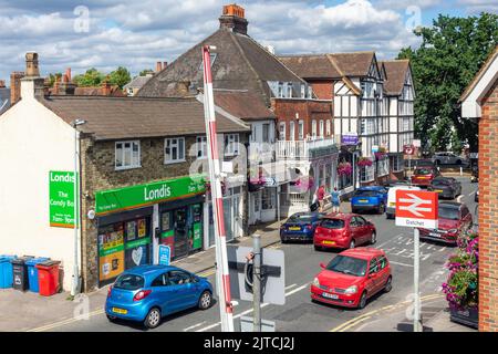 Blick auf die High Street vom Datchet Railway Station, High Street, Datchet, Vereinigtes Königreich Stockfoto