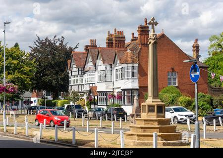 Kriegsdenkmal und Gebäude aus der Zeit auf dem Green, Datchet, Britannien Stockfoto