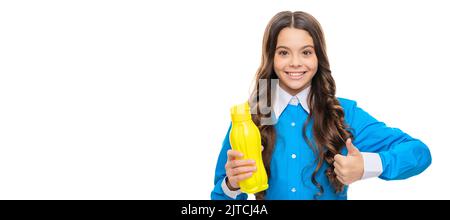 Glückliches Kind Daumen hoch Hand Geste hält gelbe Kunststoff-Trinkflasche, Genehmigung. Horizontales Poster mit isoliertem Kindergesicht, Banner-Header, Kopie Stockfoto