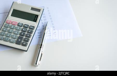 Rechner und Stift oben auf der Tabellenkalkulation, Platz zum Kopieren. Konzept der Finanzbuchhaltung. Stockfoto