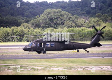 Eine Besatzung des 106. Aviation Regiment, Illinois Army National Guard, nimmt am 4. August 2022 an den Modernisierungsbemühungen der Armee in Fort McCoy, Wis. Teil, indem sie den Hubschrauber UH–60V Black Hawk während der Vorbereitung auf einen bevorstehenden Einsatz operativ testet. Als der neueste Hubschrauber in das Inventar der Armee eingeführt wurde, begann der UH-60V 2021 mit dem Einsatz für den 106., nachdem das Gerät als erstes Gerät der Armee mit dem neuen Black Hawk ausgestattet wurde. Laut dem Operationellen Testkommando der US-Armee befanden sich Flieger, Besatzungsmitglieder und Hilfspersonal mit den 106. im Operat von Fort McCoy Stockfoto