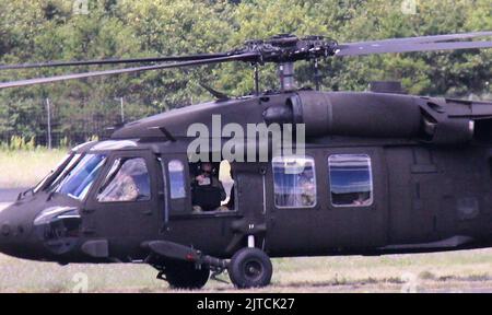 Eine Besatzung des 106. Aviation Regiment, Illinois Army National Guard, nimmt am 4. August 2022 an den Modernisierungsbemühungen der Armee in Fort McCoy, Wis. Teil, indem sie den Hubschrauber UH–60V Black Hawk während der Vorbereitung auf einen bevorstehenden Einsatz operativ testet. Als der neueste Hubschrauber in das Inventar der Armee eingeführt wurde, begann der UH-60V 2021 mit dem Einsatz für den 106., nachdem das Gerät als erstes Gerät der Armee mit dem neuen Black Hawk ausgestattet wurde. Laut dem Operationellen Testkommando der US-Armee befanden sich Flieger, Besatzungsmitglieder und Hilfspersonal mit den 106. im Operat von Fort McCoy Stockfoto