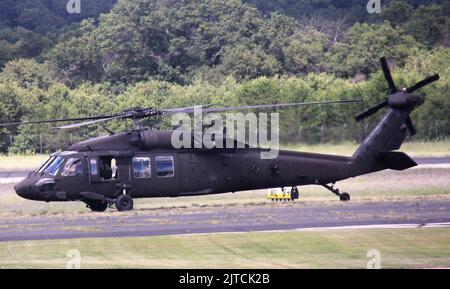 Eine Besatzung des 106. Aviation Regiment, Illinois Army National Guard, nimmt am 4. August 2022 an den Modernisierungsbemühungen der Armee in Fort McCoy, Wis. Teil, indem sie den Hubschrauber UH–60V Black Hawk während der Vorbereitung auf einen bevorstehenden Einsatz operativ testet. Als der neueste Hubschrauber in das Inventar der Armee eingeführt wurde, begann der UH-60V 2021 mit dem Einsatz für den 106., nachdem das Gerät als erstes Gerät der Armee mit dem neuen Black Hawk ausgestattet wurde. Laut dem Operationellen Testkommando der US-Armee befanden sich Flieger, Besatzungsmitglieder und Hilfspersonal mit den 106. im Operat von Fort McCoy Stockfoto