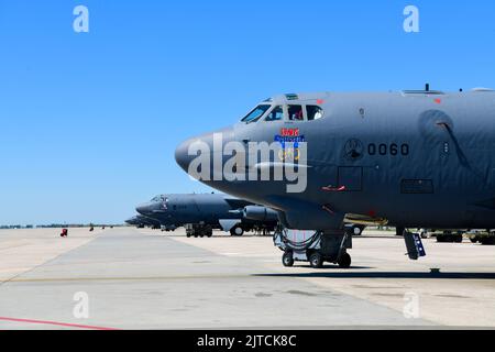Mehrere B-52H-Stratofortressen sitzen auf der Fluglinie auf der Minot Air Force Base, North Dakota, 8. August 2022. Die B-52 Bomber ist seit Februar 1955 im Einsatz. (USA Luftwaffe Foto von Airman Alysa Knott) Stockfoto