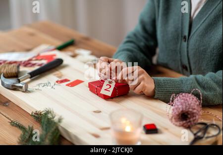 Frau macht Adventskalender zu weihnachten zu Hause Stockfoto