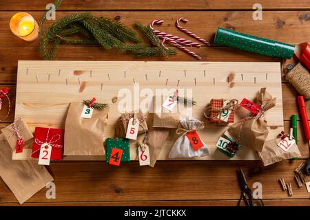 weihnachtsgeschenke und Dekor für Adventskalender Stockfoto