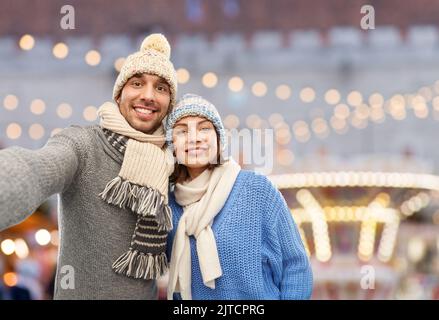 Glückliches Paar im Winter Kleidung unter selfie Stockfoto