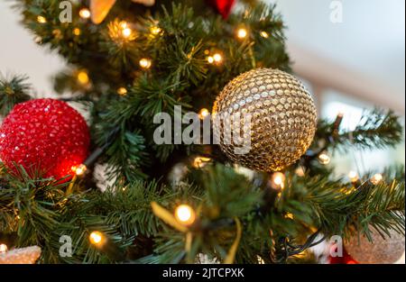 Nahaufnahme der goldenen Kugel auf dem weihnachtsbaum Stockfoto