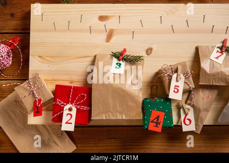 weihnachtsgeschenke und Dekor für Adventskalender Stockfoto