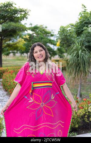 Kolumbianische indigene Frau in traditioneller Kleidung in einem Park Stockfoto