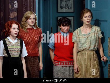 LUCY BOYNTON, EMMA WATSON, YASMIN PAIGE, Emilia Fox, Ballet Shoes, 2007 Stockfoto