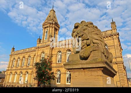 Stone Lion vor Victoria Hall Saltaire, Weltkulturerbe-Dorf, Shipley, Bradford, West Yorkshire, England, UK, BD18 3LA Stockfoto