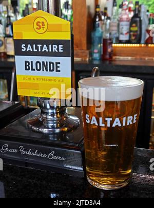 Ein Pint von Sailtaire Brewery, Saltaire Blonde Real Ale, aus Unit 7, County Workshops, Dockfield Rd, Shipley, West Yorkshire, England, Großbritannien, BD17 7AR Stockfoto