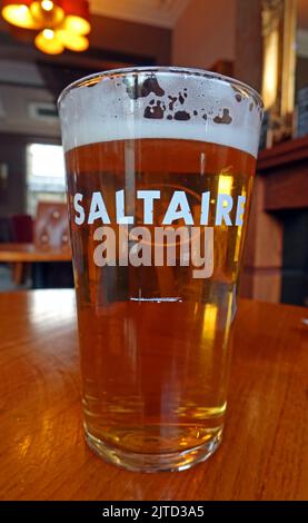 Ein Pint von Sailtaire Brewery, Saltaire Blonde Real Ale, aus Unit 7, County Workshops, Dockfield Rd, Shipley, West Yorkshire, England, Großbritannien, BD17 7AR Stockfoto