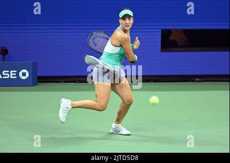 New York, USA. 29. August 2022. Danka Kovinic aus Montenegro gibt einen Schuss zurück, während sie Serena Williams aus den Vereinigten Staaten spielt, Während der ersten Runde der US Open Tennis Championships, die im Arthur Ashe Stadium im USTA Billie Jean King National Tennis Center im Flushing Meadow Corona Park im Stadtteil Queens von New York City, am 29. August 2022, ausgetragen wurden. Frau Williams gab im August bekannt, dass sie plant, sich aus dem Tennissport zurückzuziehen. (Foto von Anthony Behar/Sipa USA) Quelle: SIPA USA/Alamy Live News Stockfoto