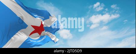 Offizielle Flagge von Clarksburg, West Virginia Unbanden Staaten von Amerika bei bewölktem Himmel Hintergrund bei Sonnenuntergang, Panoramablick. USA Reisen und patriotische Konzept Stockfoto