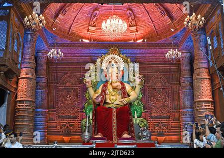 Mumbai, Indien. 29. August 2022. Ein Idol des elefantenköpfigen Hindu-gottes Ganesh, im Volksmund als Lalbaugcha Raja bekannt, wurde den Medien in Mumbai enthüllt. Anhänger im ganzen Land kommen nach Mumbai, um zum berühmten Idol des elefantenköpfigen Hindu-gottes Ganesh zu beten, der im Volksmund als Lalbaugcha Raja bekannt ist und dem der Wunsch der Anhänger, die zu ihm beten, erfüllt wird. Kredit: SOPA Images Limited/Alamy Live Nachrichten Stockfoto