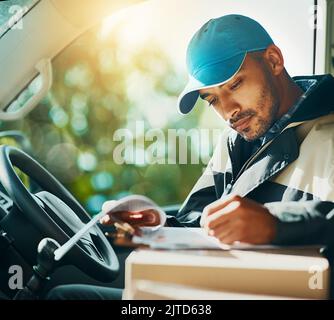 Wohin mit der nächsten Lieferung. Ein Kurier, der Lieferungen in seinem Van macht. Stockfoto