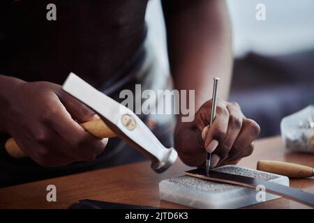 Nahaufnahme von weiblichen Handwerkern, die in der Werkstatt Löcher in handgefertigten Ledergürtel stanzten, Kopierraum Stockfoto