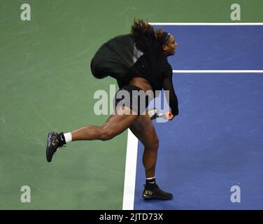 New York, Gbr. 29. August 2022. New York Flushing Meadows Tag der offenen Tür 1 29/08/2022 Serena Williams (USA) spielt Danka Kovinic (MNE) im ersten Rundenspiel ihres letzten Turniers Credit: Roger Parker/Alamy Live News Stockfoto