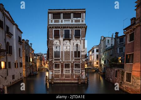 Der Palazzo Tetta ist einer der ungewöhnlichsten Orte Venedigs. Nachts gibt es auch in der Hochsaison keine Besucher mehr. Ursprünglich für Juni 2022 angekündigt, wird die Eintrittsteuer für Tagesausflügler nach Venedig erst ab dem 16. Januar 2023 erhoben. Seit dem Ende der gesundheitlichen Einschränkungen in Italien im Jahr 2022 durch die Covid-19-Pandemie im Jahr 2021 gehemmt, besuchen bis zu 110.000-tägige Touristen die Stadt, während die ständige Bevölkerung der Stadt auf rund 50.000 Menschen geschätzt wird. Die Einführung von Steuern und Besucherbeschränkungen für die am meisten besuchten Natur- und Kulturstätten, bekannt als der Kampf gegen die Agrains Stockfoto