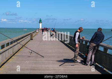 Calais, Frankreich - 26. Juni 2022: Fischer an der Landungsbrücke von Calais Stockfoto