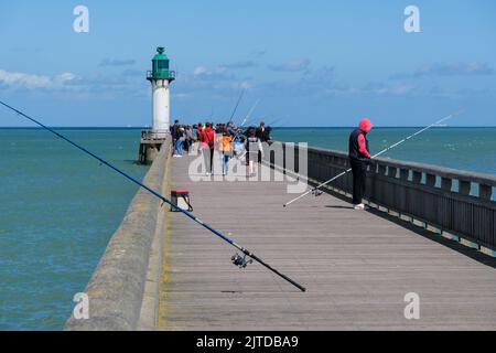 Calais, Frankreich - 26. Juni 2022: Fischer an der Landungsbrücke von Calais Stockfoto