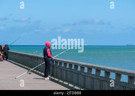 Calais, Frankreich - 26. Juni 2022: Fischer an der Landungsbrücke von Calais Stockfoto