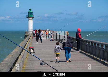 Calais, Frankreich - 26. Juni 2022: Fischer an der Landungsbrücke von Calais Stockfoto