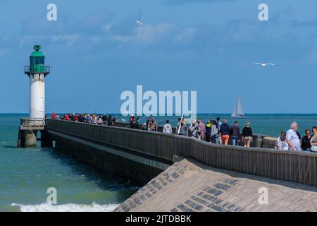 Calais, Frankreich - 26. Juni 2022: Menschen wandern auf der Landungsbrücke von Calais Stockfoto