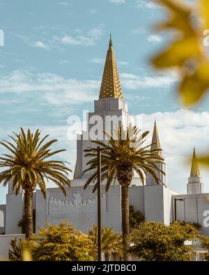 Außenansicht des Oakland California Temple an einem sonnigen Tag, USA Stockfoto