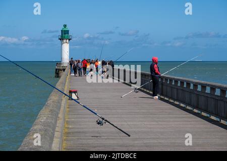 Calais, Frankreich - 26. Juni 2022: Fischer an der Landungsbrücke von Calais Stockfoto